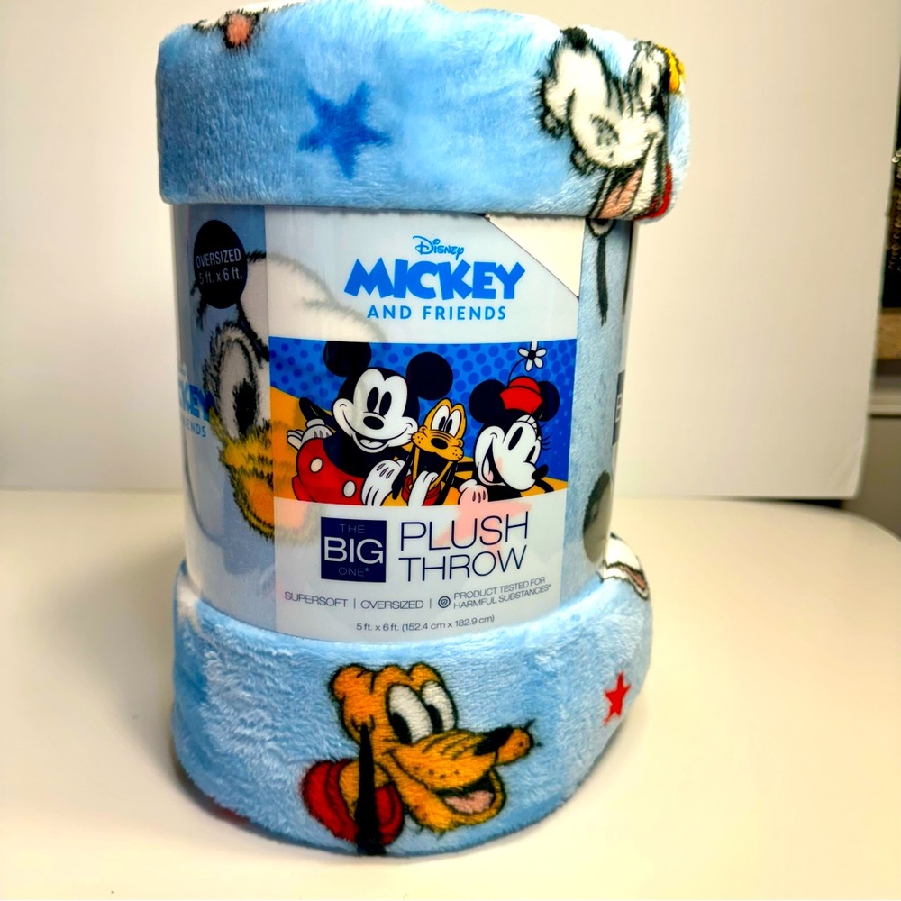 NWT. Disney's Oversized Supersoft Printed Plush Throw. Independence Day theme
